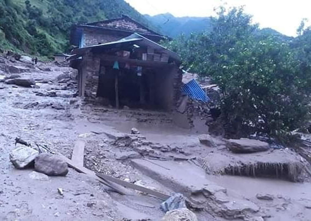 बाजुरामा एक सय बढी गाउँ पहिरोको उच्च जोखिममा, सुरक्षित ठाउँ खोज्दै स्थानीय