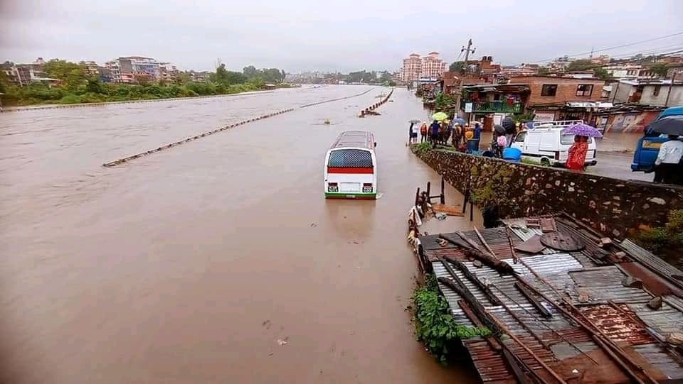 पहिरोका कारण डेढ दर्जनभन्दा बढी सडक अवरुद्ध, सवारी आवागमन प्रभावित