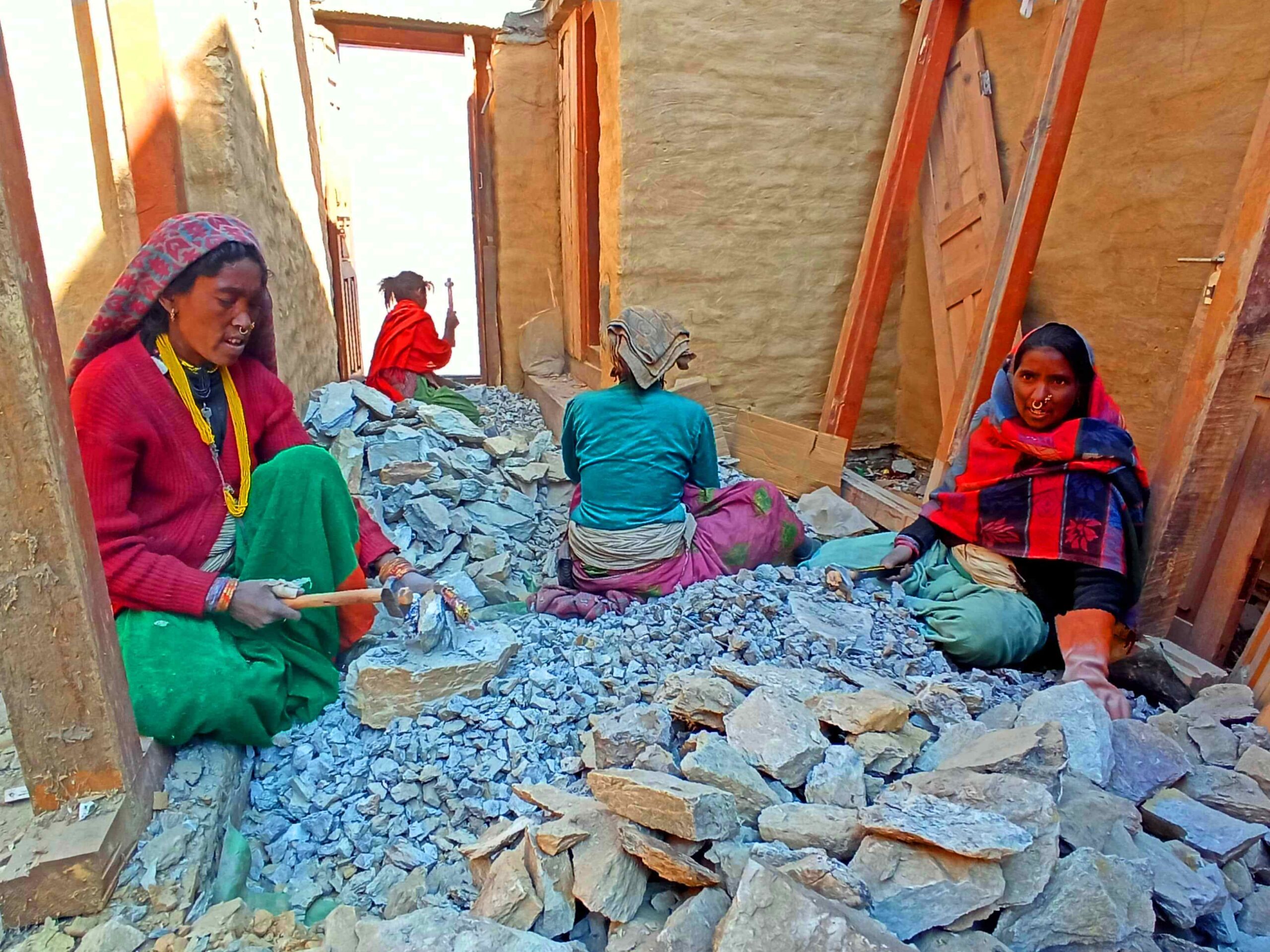 रन्नादेवीको पीडा : दिनभर गिट्टी फोर्दा पनि पेटभर खान पुग्दैन