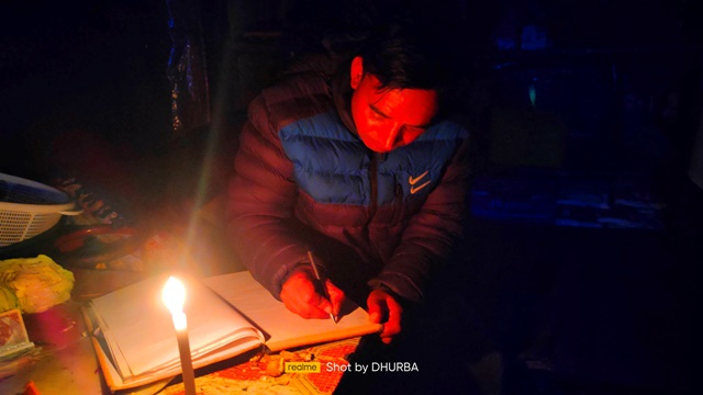 तीन दिनदेखि गमगढी अन्धकार, मैनबत्ती बालेर सरकारी कार्यालय सञ्चालन