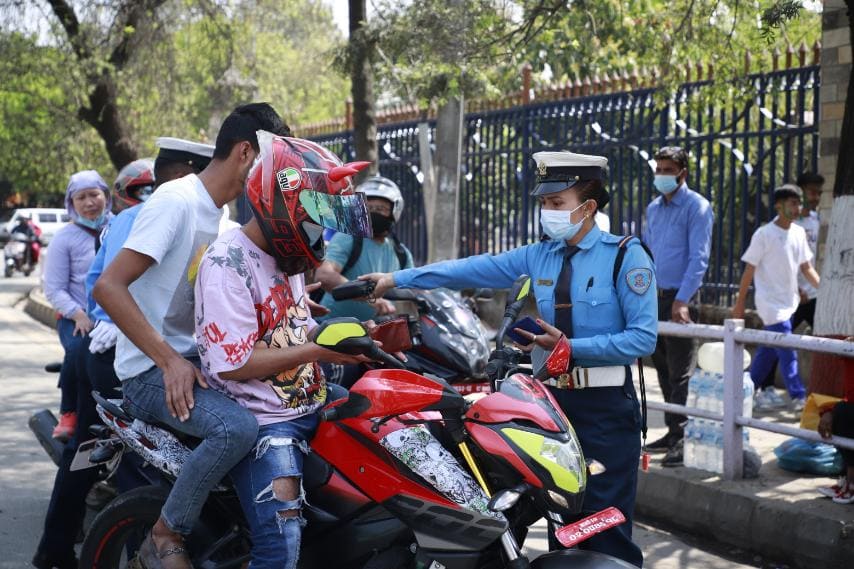 उपत्यकामा ट्राफिक चेकजाँच कडा, होस् गर्नुहोस् है दिनभर होल्ड परिएला (फोटो फिचरसहित)