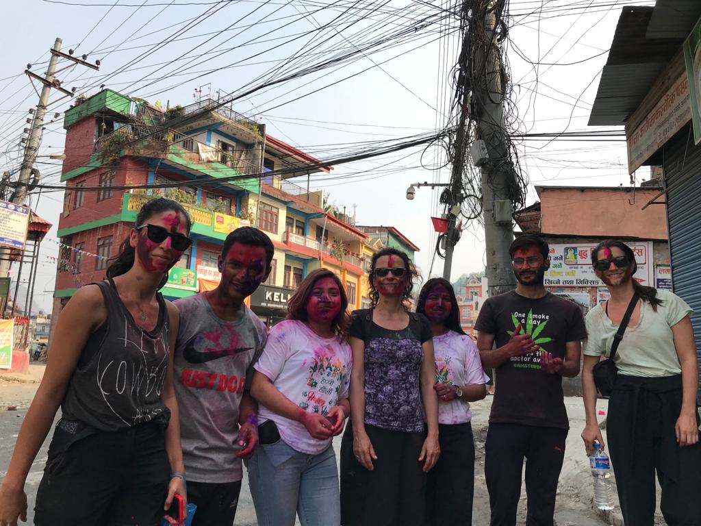 लमजुङमा पर्यटकले एकआपसमा रङ दलेर मनाए होली