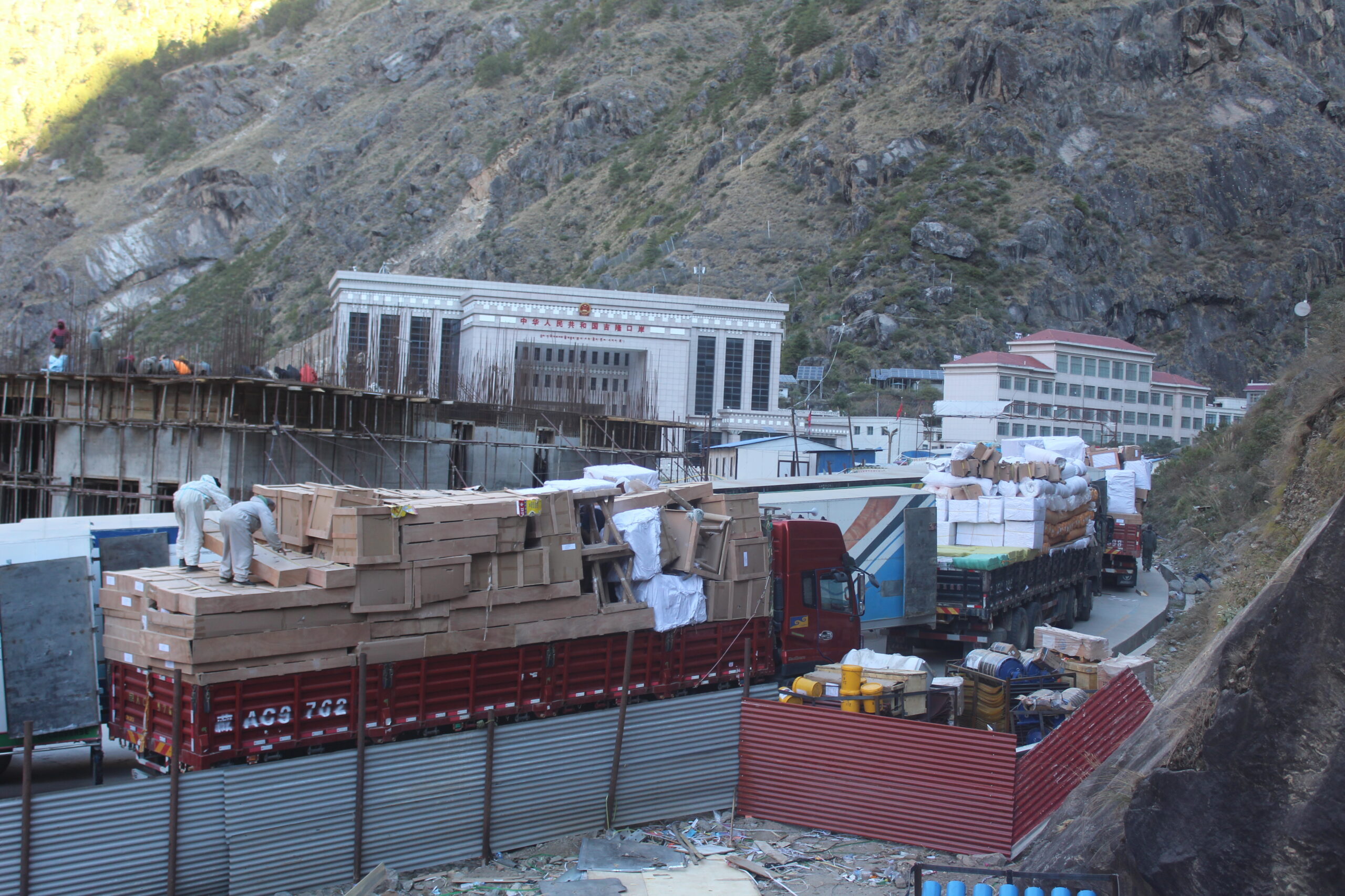 रसुवागढी नाकाः यसरी हुन्छ नेपाली गाडीमा सामान लोड (फाेटाेफिचर)