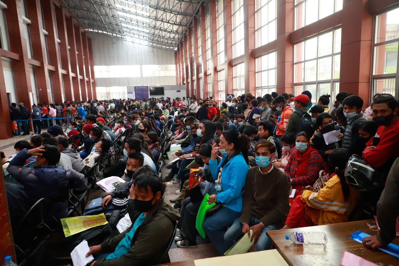 ई-पासपाेर्ट बनाउनेकाे भिड (फाेटाे फिचर)