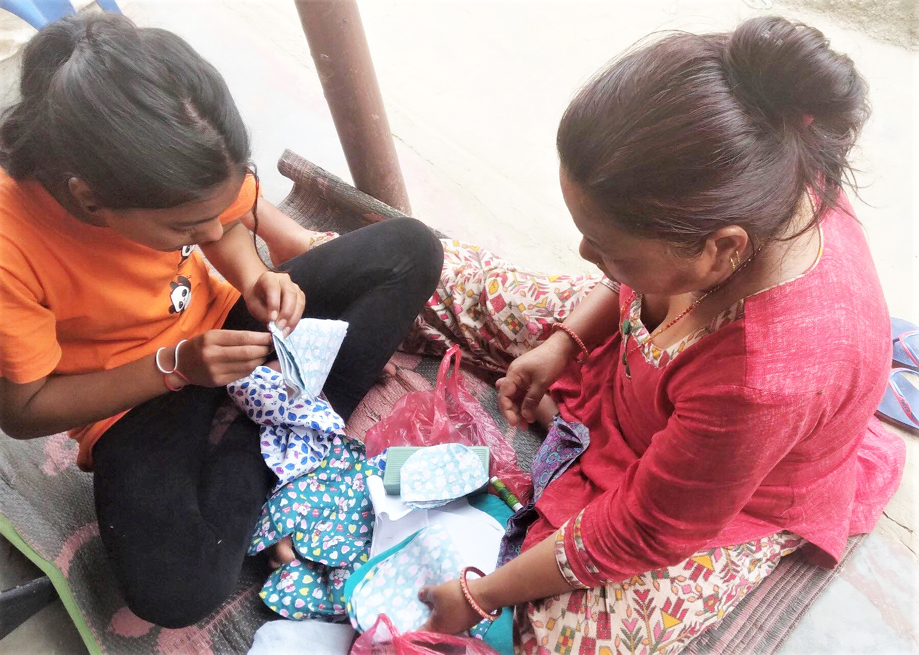 दक्षिण ललितपुर गिम्दीका आमाहरू छोरीलाई सुरक्षित महिनावारी शिक्षा दिँदै