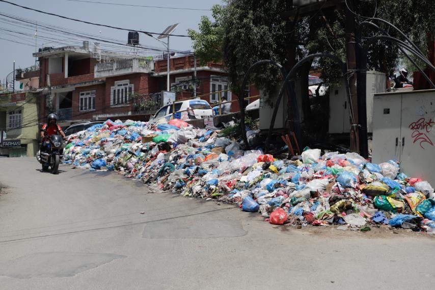 काठमाडौंमा फोहोरको डंगुर (फोटोफिचरसहित)