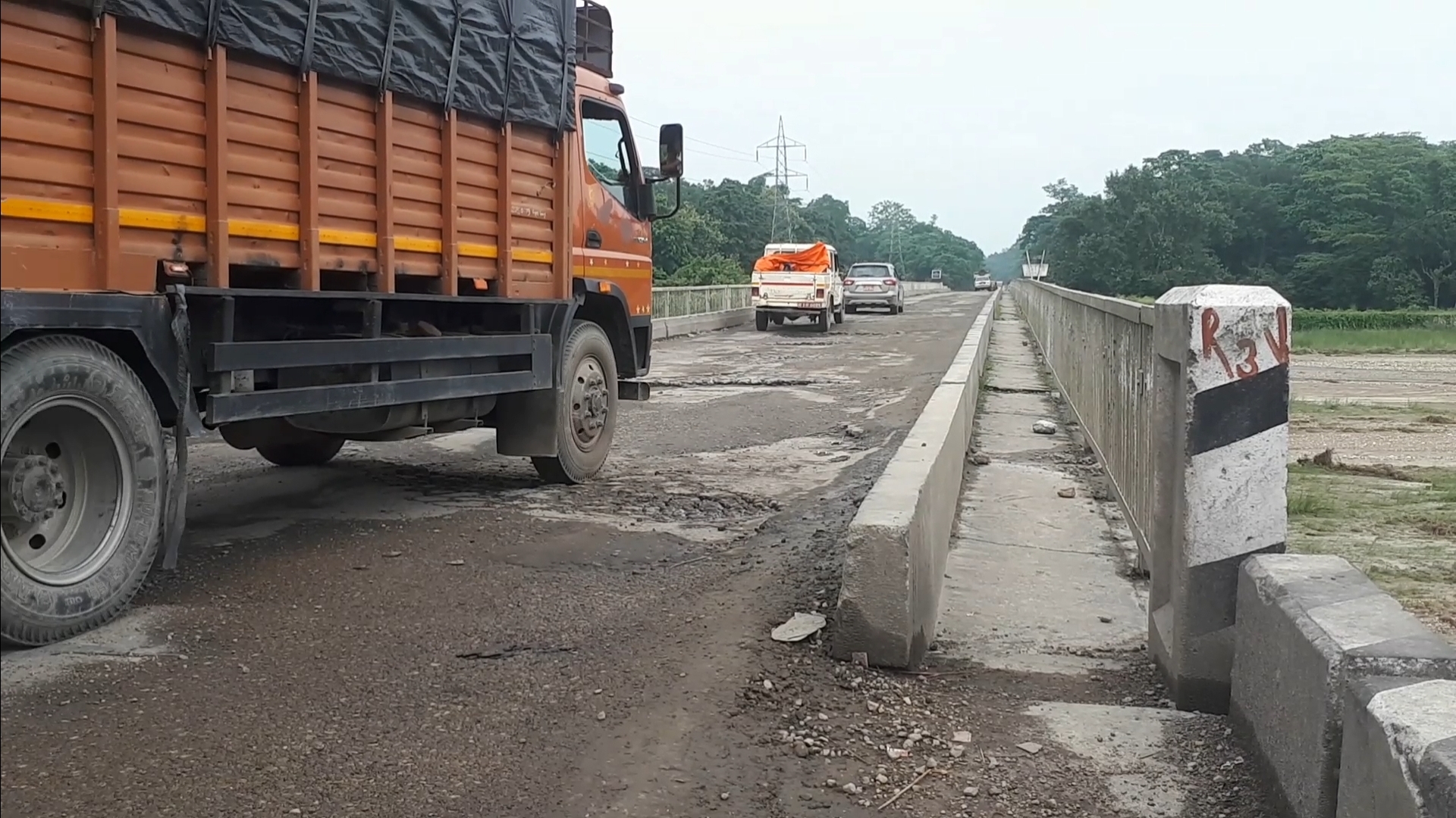 बारास्थित पूर्वपश्चिम राजमार्गका अधिकांश पुल साँघुरो र जीर्ण