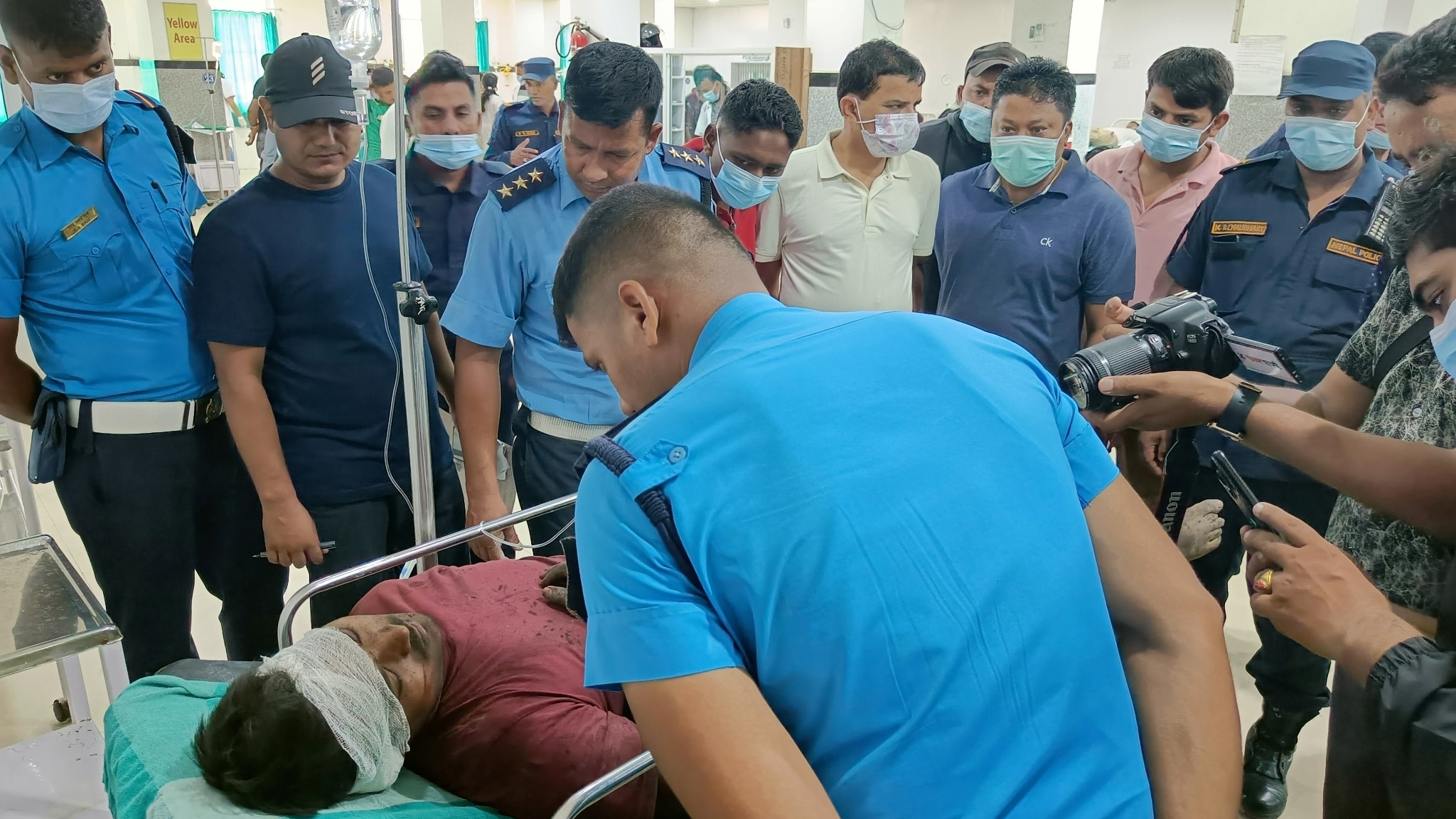 रुपन्देहीको रोहिणी खोलामा बस दुर्घटनाका घाइतेकाे उपचार (फाेटाे फिचर)