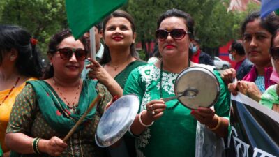 मूल्यवृद्धिविरूद्ध थाल ठटाएर प्रदर्शन (फाेटाेफिचर)