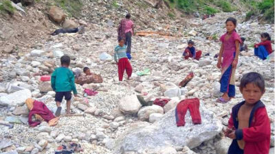 गिट्टीमा भविष्य खोज्दै मुगुका बालबालिका