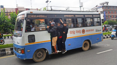 राजधानीका सार्वजनिक यातायातमा कोचिएर यात्रा गर्न यात्रु बाध्य भीड (फोटोफिचर)