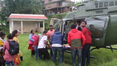 सुत्केरी र जुम्ल्याहा शिशुलाई हेलिकोप्टरमार्फत अस्पताल लगियो