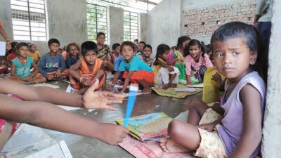 चार सय विद्यार्थी चिसो भुइँमा बसेर पढ्न बाध्य