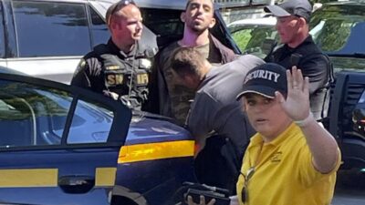 लेखक सल्मान रुस्दीमाथि हमलाः२० सेकेन्डमा १५ पटकसम्म छुरा प्रहार