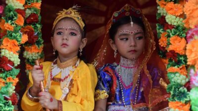 पाटन कृष्ण मन्दिरमा ‘बालकृष्ण’हरू र दर्शनार्थी