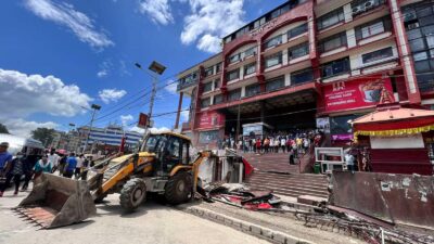 बालेन अघि अघि, डोजर पछि पछि