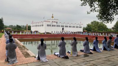 बुद्ध जन्मस्थल लुम्बिनीकाे मायादेवी मन्दिर परिसरमा प्रार्थना गर्दै भियतनामी