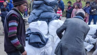 कर्णाली राजमार्ग अवरुद्ध भएपछि जुम्लामा हेलिकोप्टरबाट राहत सामग्री वितरण