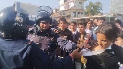 धनगढीमा प्रहरी ज्यादतीः विद्यार्थीमाथि दमन, छात्राले लगाएको कपडा च्यातियो